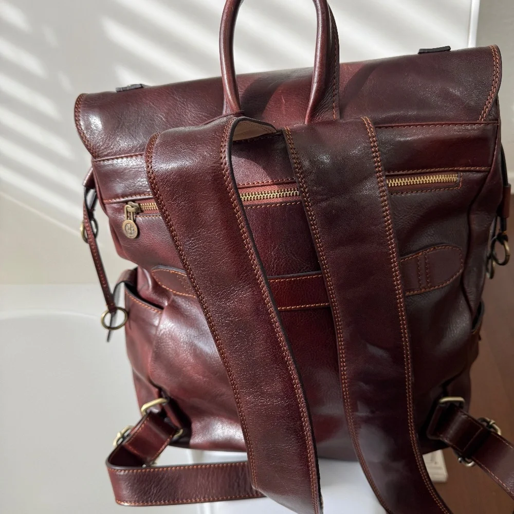 Artisan Craftsmanship made in Italy. Full Grained Leather backpack.
